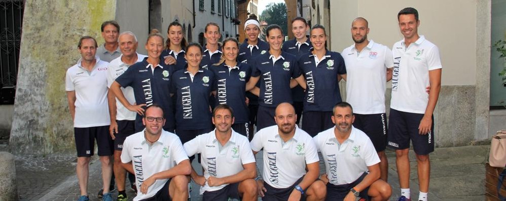 Giocatrici e staff del Saugella team a Chiavenna