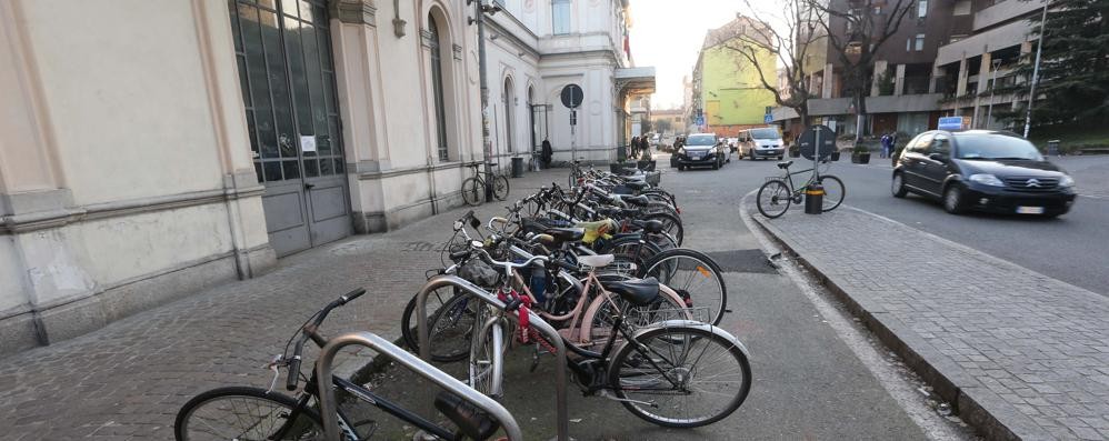 Biciclette davanti alla stazione di Monza