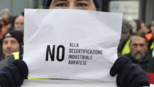 Una manifestazione dei lavoratori della St di Agrate