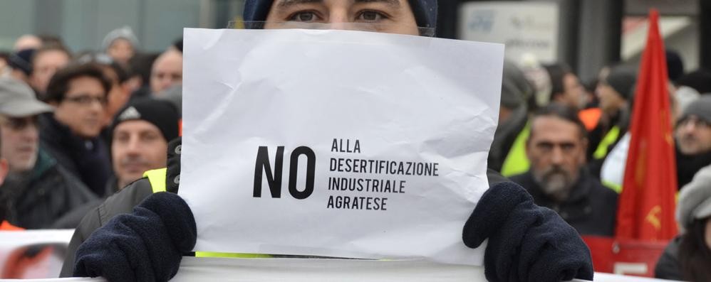 Una manifestazione dei lavoratori della St di Agrate