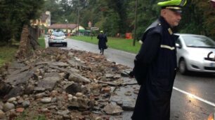 Il muro crollato sulla strada in via Brianza