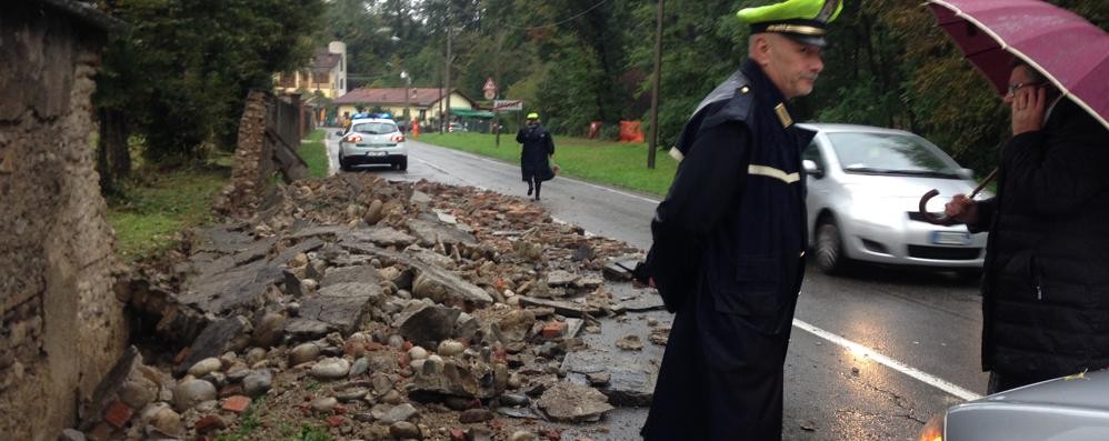 Il muro crollato sulla strada in via Brianza