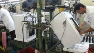 Una fase della lavorazione nello stabilimento Candy
