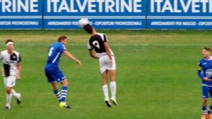 Calcio:  Fabio Cusaro, match winner per il Seregno, anticipato di testa a centrocampo da Giorgio Recino