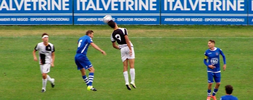 Calcio:  Fabio Cusaro, match winner per il Seregno, anticipato di testa a centrocampo da Giorgio Recino
