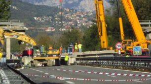 I lavori di ripristino sulla  Valassina dopo il crollo del ponte ad  Annone -  foto Edoardo Terraneo