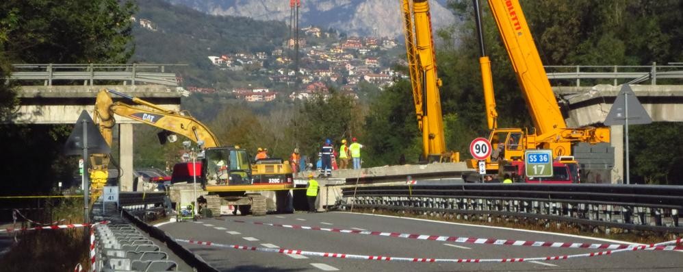 I lavori di ripristino sulla  Valassina dopo il crollo del ponte ad  Annone -  foto Edoardo Terraneo