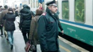 Controlli dei carabinieri alla stazione di Desio