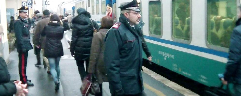 Controlli dei carabinieri alla stazione di Desio