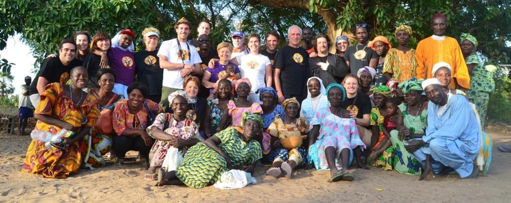 Volontari di “Amico Senegal” con gli amici africani in uno dei loro viaggi