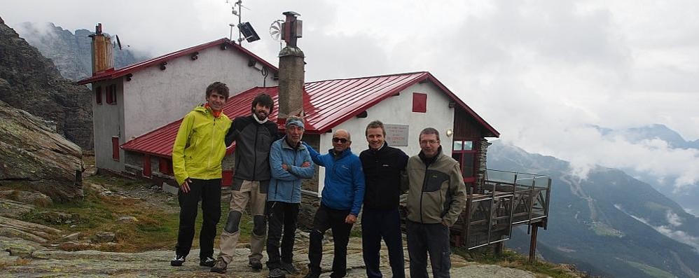 Seregno, lo staff di lavoro che ha collocato la stazione meteo al rifugio Longoni