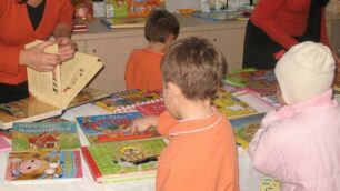 Bambini a scuola e libri - foto d’archivio