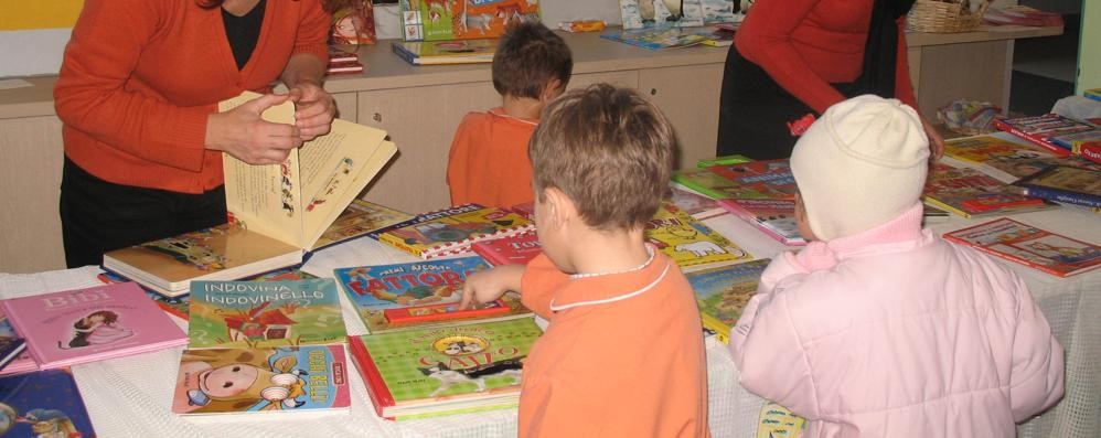 Bambini a scuola e libri - foto d’archivio