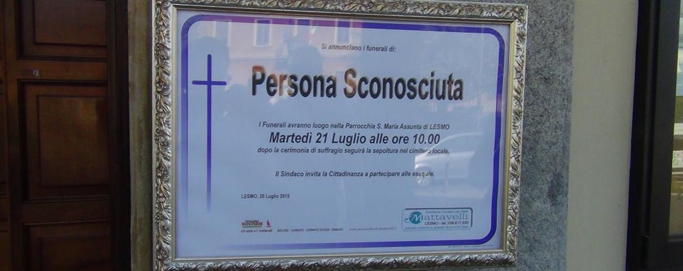 Lesmo, il necrologio fatto realizzare dal Comune in occasione del funerale dell’uomo