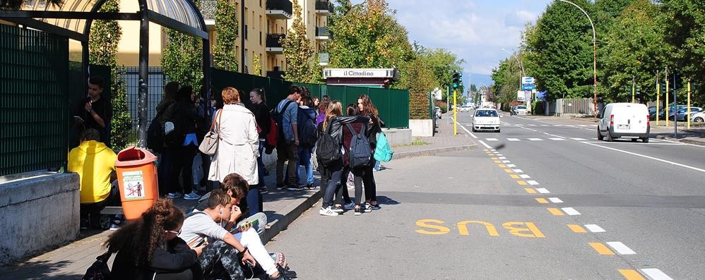 Lissone, studenti in attesa dell’autobus