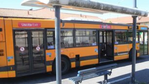 Lite sul bus per due ragazze, una 17enne ha avuto la peggio