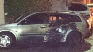 La carcassa dell’auto andata in fiamme in via Asiago