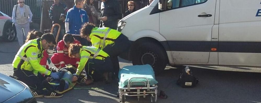 I soccorsi al ferito in viale Liberta