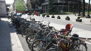 Le biciclette posteggiate davanti alla stazione di Monza