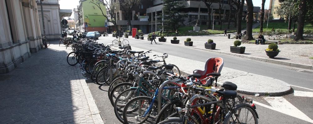 Le biciclette posteggiate davanti alla stazione di Monza