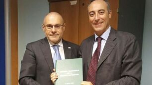 Da sinistra Massimo Giupponi e Giulio Gallera con il Patto per il welfare