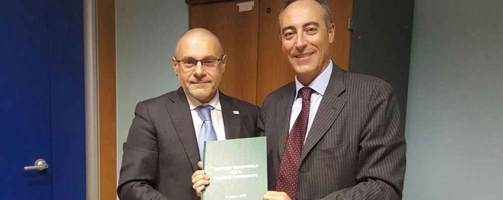 Da sinistra Massimo Giupponi e Giulio Gallera con il Patto per il welfare