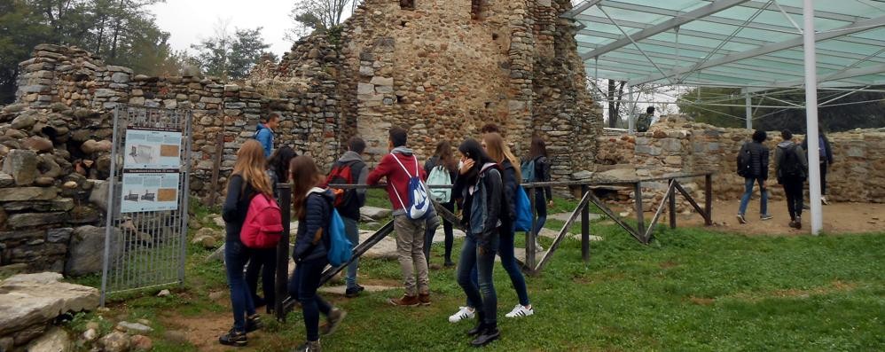 Vimercate, gli studenti del liceo Banfi al sito archeologico di Castelseprio