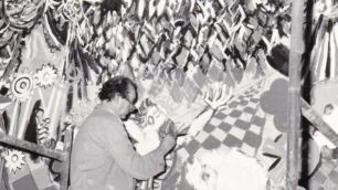 1982, il maestro Piero Gauli sta realizzando gli affreschi nella scuola di Seregno