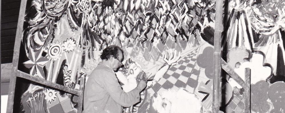 1982, il maestro Piero Gauli sta realizzando gli affreschi nella scuola di Seregno