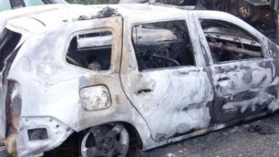 La Dacia Duster distrutta dalle fiamme