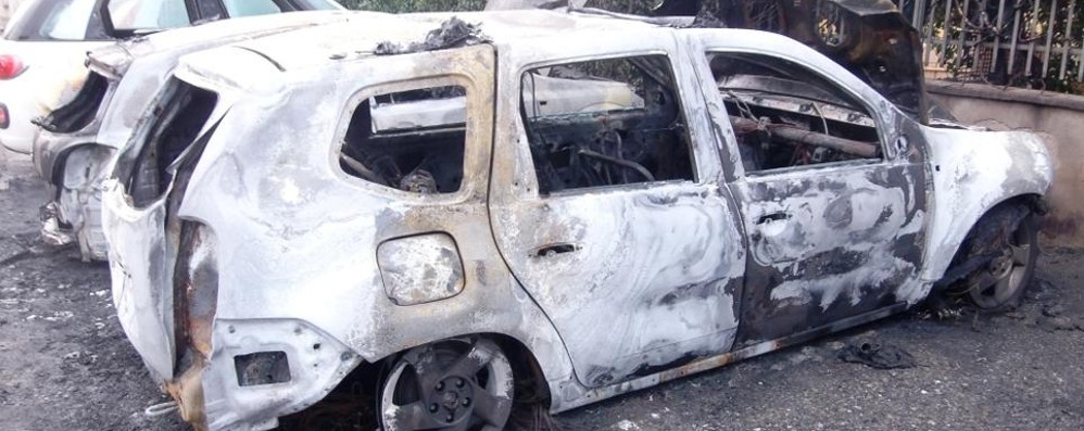La Dacia Duster distrutta dalle fiamme