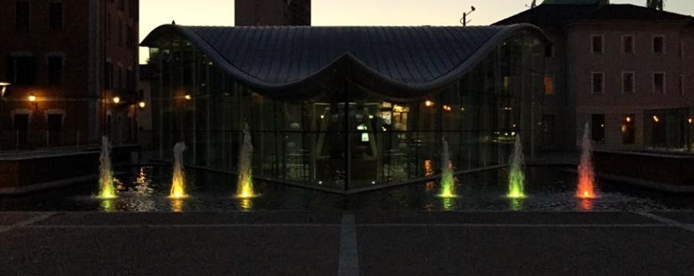 I giochi di luce delle fontane davanti all’auditorium