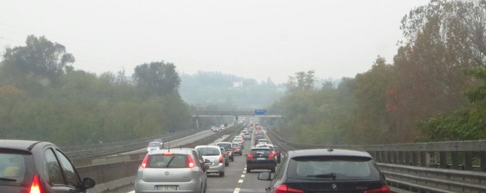 La coda di auto sulla Statale 36