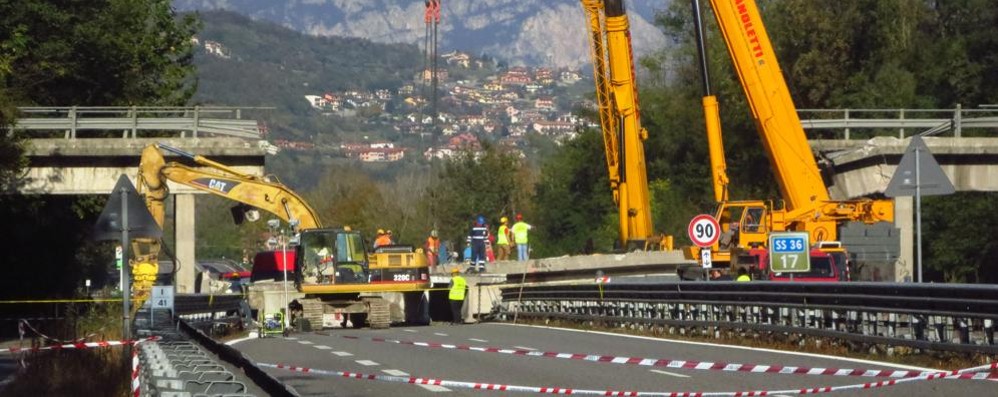 I lavori di rimozione delle macerie in Valassina