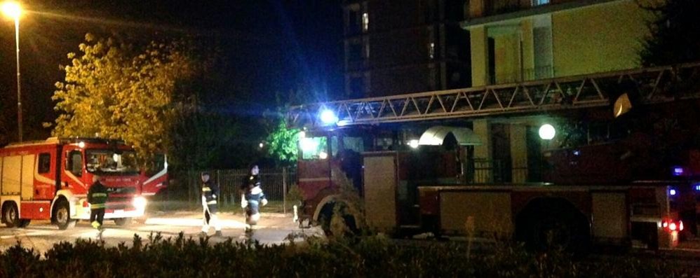 Giussano, vigili del fuoco in via Manzoni a Paina - foto Terraneo