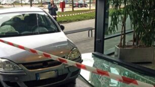 Vimercate, anziano perde il controllo dell’auto e sfonda la vetrata d’ingresso dell’ospedale