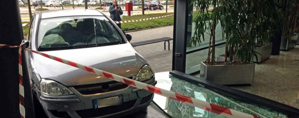 Vimercate, anziano perde il controllo dell’auto e sfonda la vetrata d’ingresso dell’ospedale