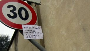 La singolare protesta del multato ad Albiate