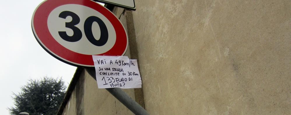 La singolare protesta del multato ad Albiate