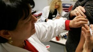 Una vaccinazione in età adulta: a Monza e Brianza calano i dati in età pediatrica