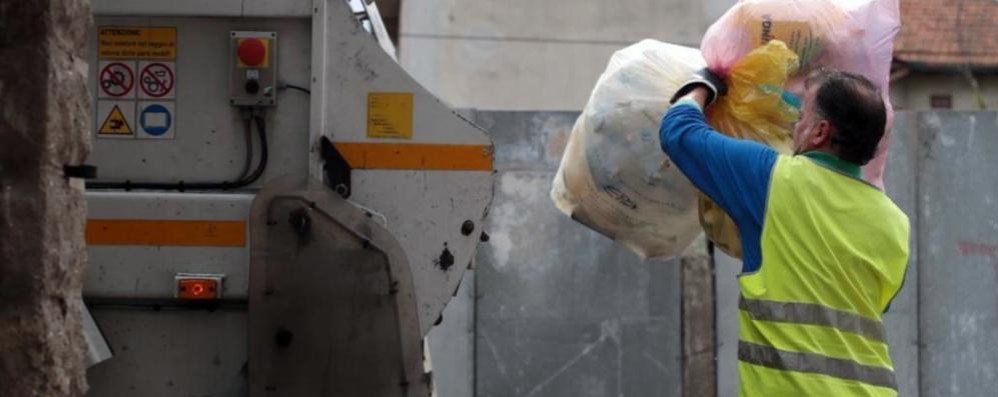 Seregno - Operatori al lavoro per la raccolta dei rifiuti a Seregno