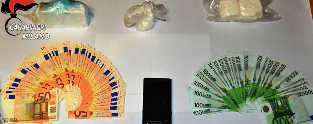 Parte della droga e del denaro sequestrati dai carabinieri al pensionato