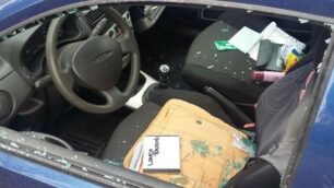 Una delle auto vandalizzate