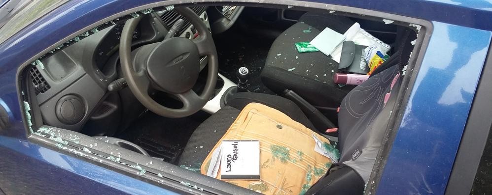 Una delle auto vandalizzate