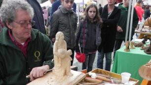 Un artigiano in piazza: è la fiera di San Martino a Biassono