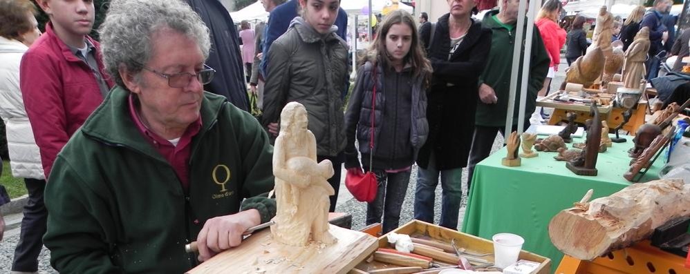 Un artigiano in piazza: è la fiera di San Martino a Biassono