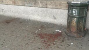Le chiazze di sangue in piazza Castello dopo la rissa
