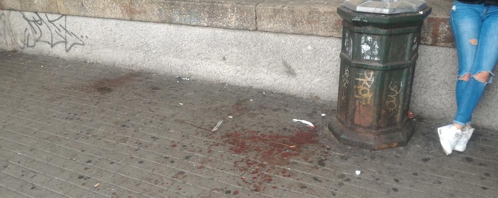 Le chiazze di sangue in piazza Castello dopo la rissa