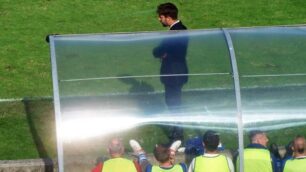 Calcio, Matteo Andreoletti davanti alla panchina del Seregno