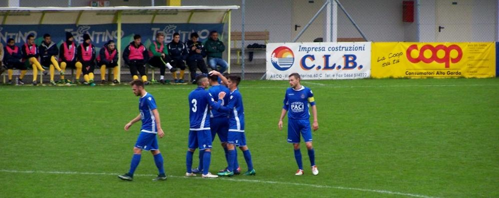 Calcio, l'esultanza del Seregno dopo il gol di Andrea Moretto - foto Colzani